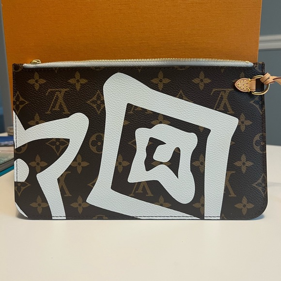 LouisVuitton Tahitienne Cities pouch destination collection. Knokke Belgium. - Picture 4 of 10